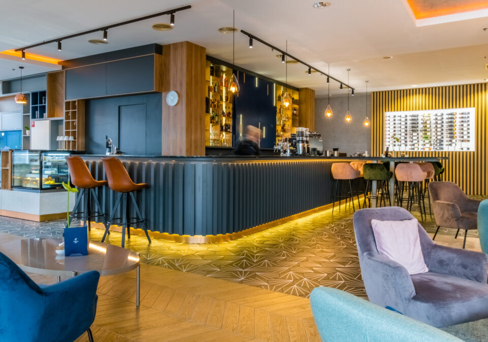 Cosmopolitan Restaurant bar and seating.