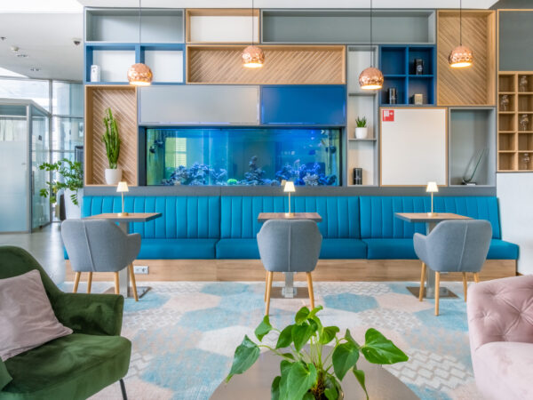 Blue banquette seating and aquarium in the Holiday Inn Žilina lobby.