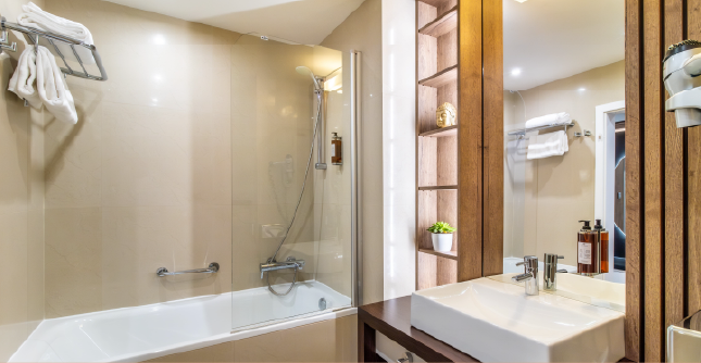 Bathroom in the Family Apartment at Holiday Inn Žilina.