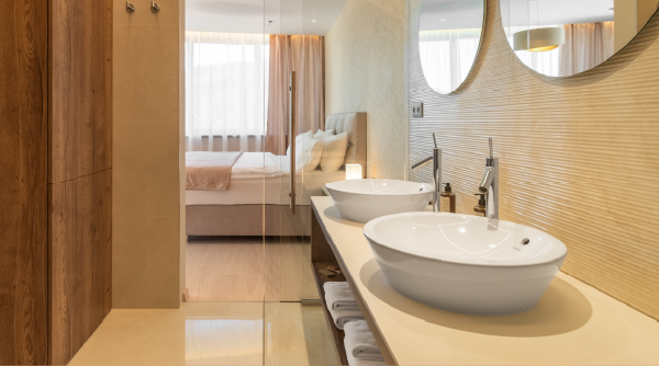 Bathroom with double vanity in the Superior Studio.