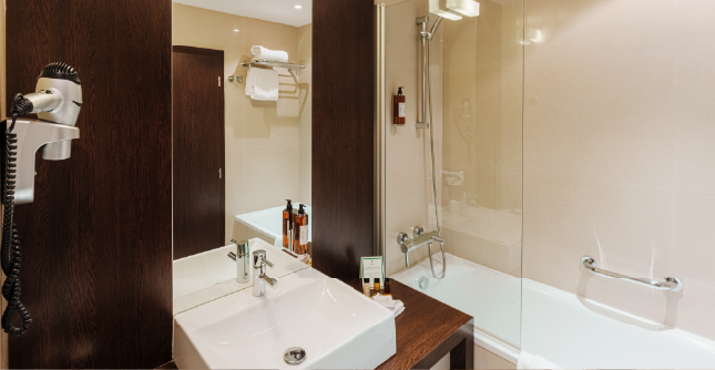 Bathroom in the Classic Studio at Holiday Inn Žilina.