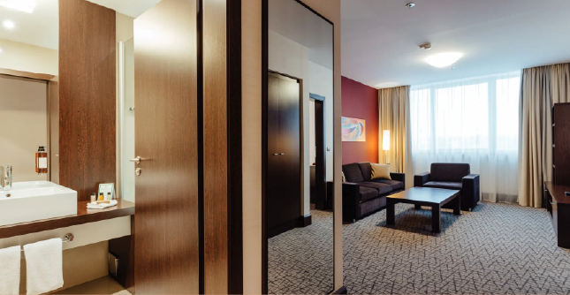 Entrance and wardrobe in the Classic Studio at Holiday Inn Žilina.