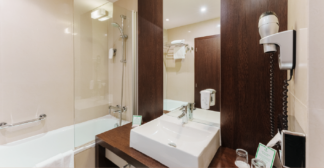 Bathroom in the Standard Double Room at Holiday Inn Žilina.