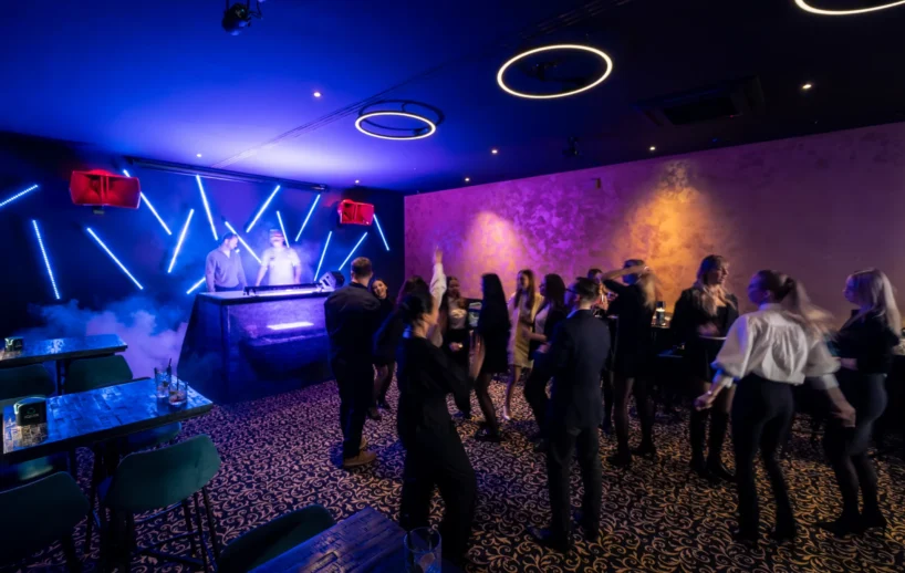 Guests dancing at HI.5 Night Bar.