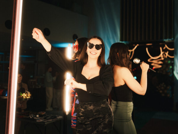 Guests dancing at HI.5 Night Bar.