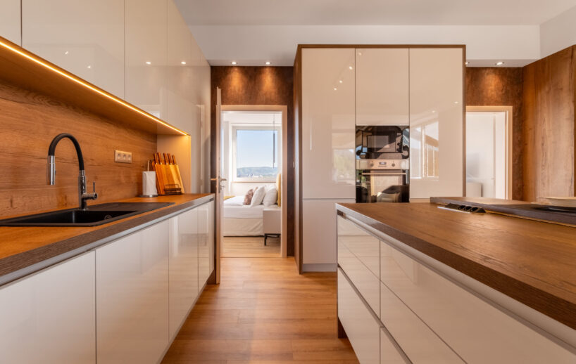 Apartment kitchenette at Holiday Inn Žilina.