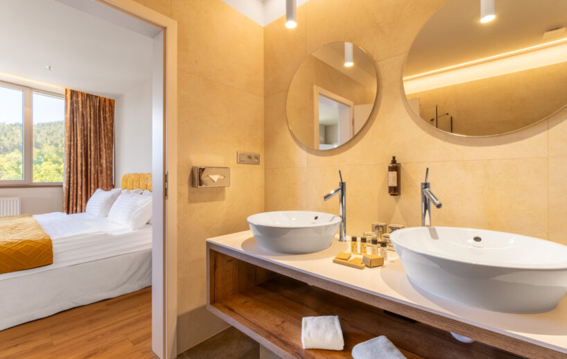 Apartment bathroom at Holiday Inn Žilina.