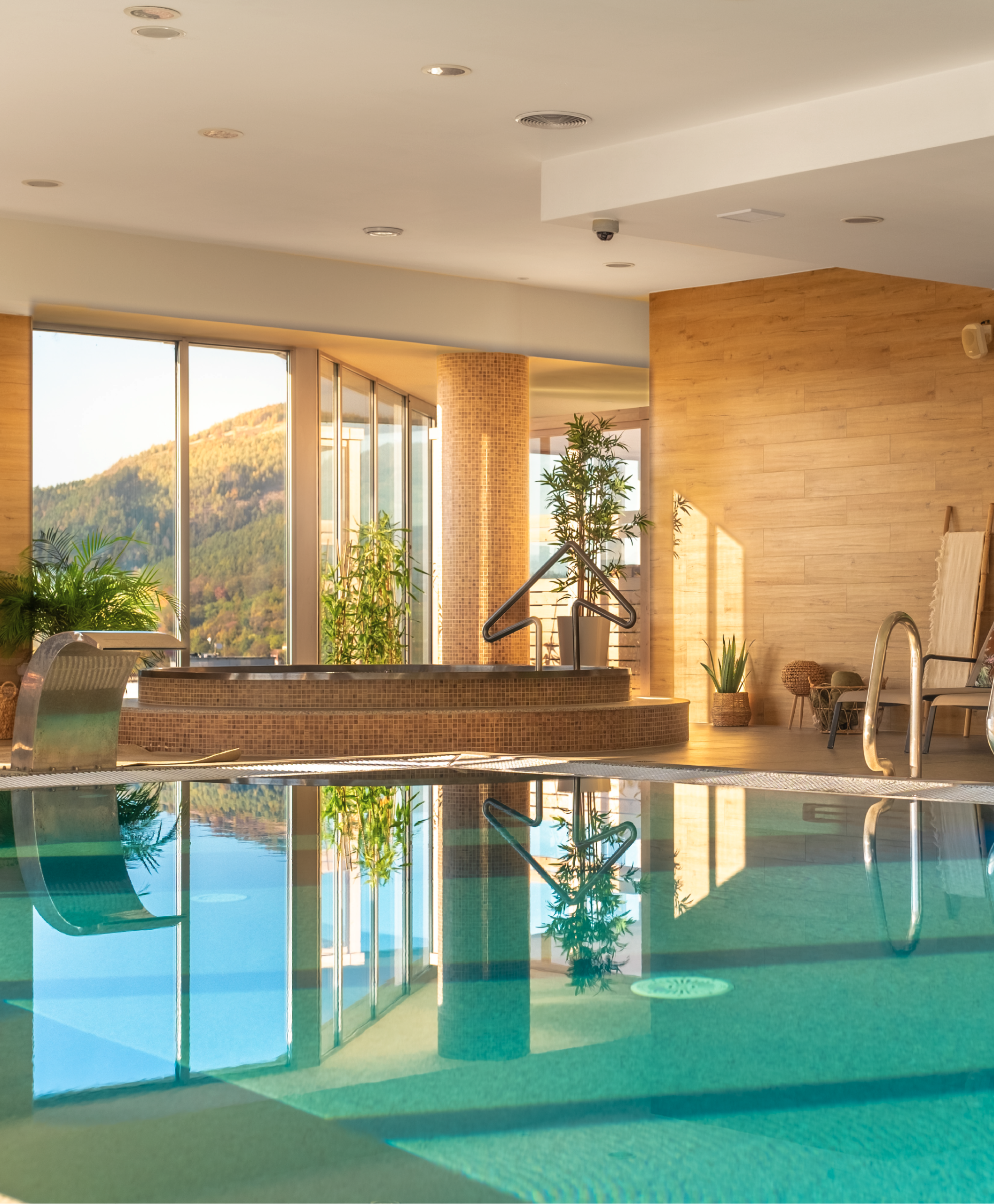 Vnútorný bazén vo wellness centre Holiday Inn Žilina.